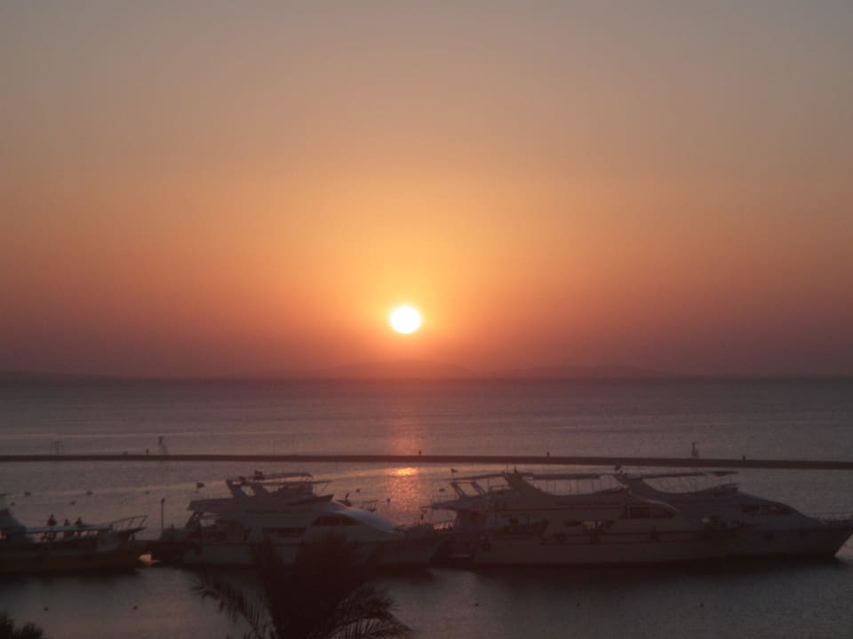 Výhled za svítání z pokoje Giftun Azur Resort