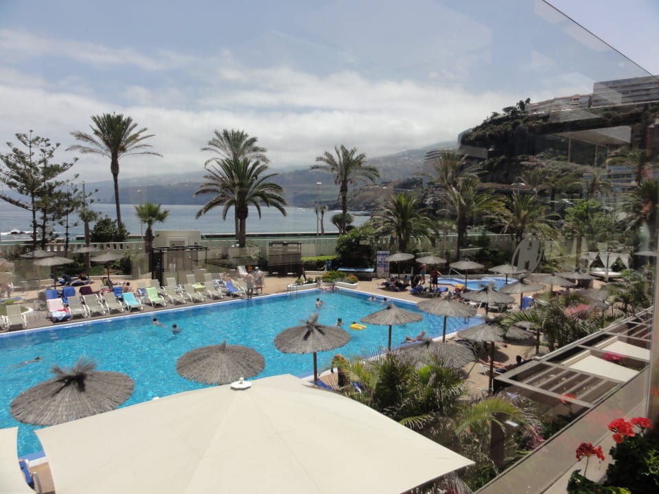 Sicht vom Eingang/Terrasse über den Pool Melia Costa Atlantis Tenerife