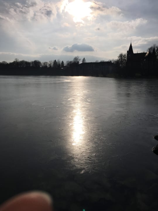 Sonnenuntergang mit Blick auf Schloss Seehotel Schloss Klink