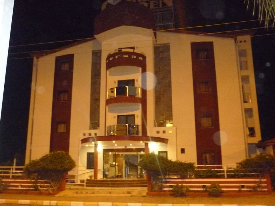 Hotel von der Straßenseite aus gesehen Carna Garden Hotel