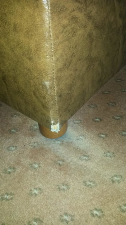 Abgenutztes Bett und Teppich PLAZA Premium Timmendorfer Strand