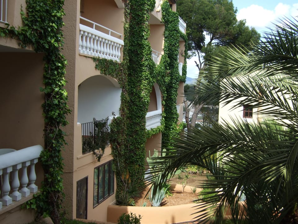 Blick von außen auf unsere Balkons Hotel Aldea Cala Fornells 2