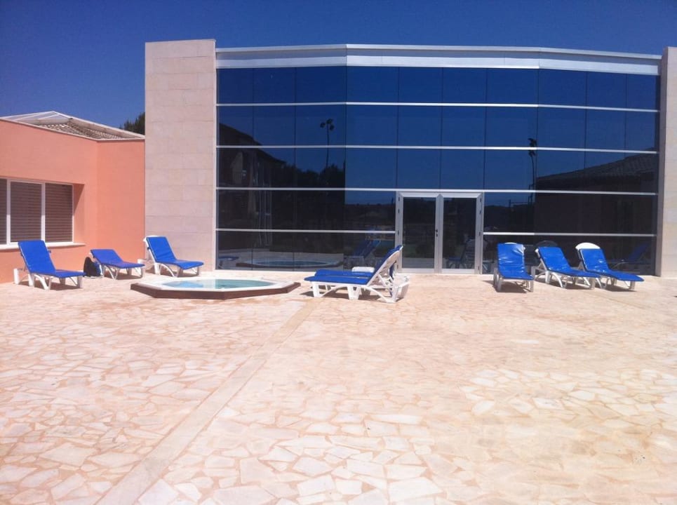 Außenansicht auf Innenpool Blau Colònia Sant Jordi