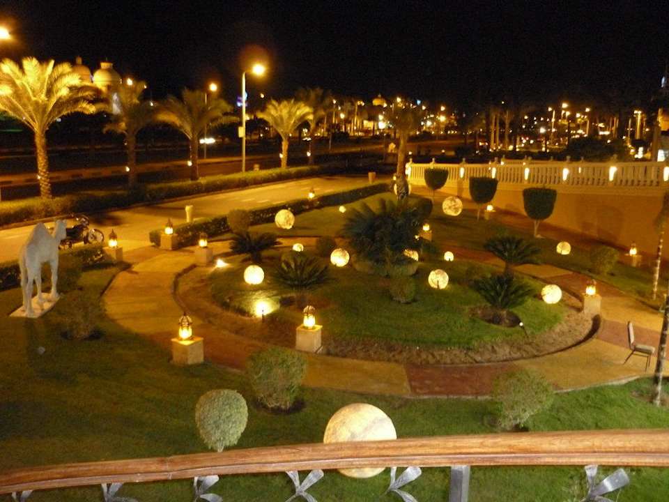 Vor dem Hotel Pickalbatros Palace Resort