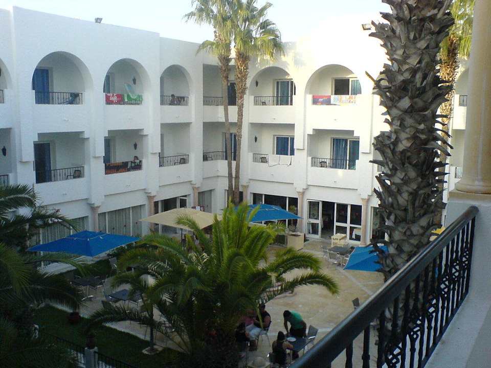 Innenhof mit Restaurant Hotel Nesrine