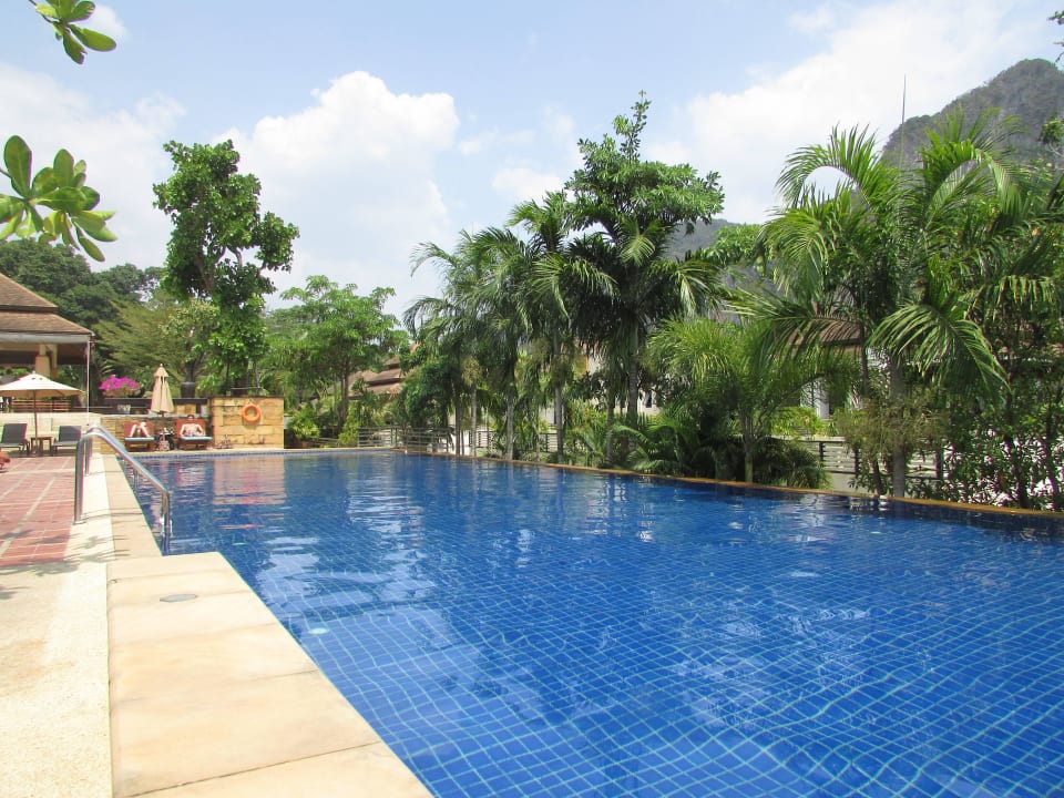 Schöne Poolanlage Avani Ao Nang Cliff Krabi Resort