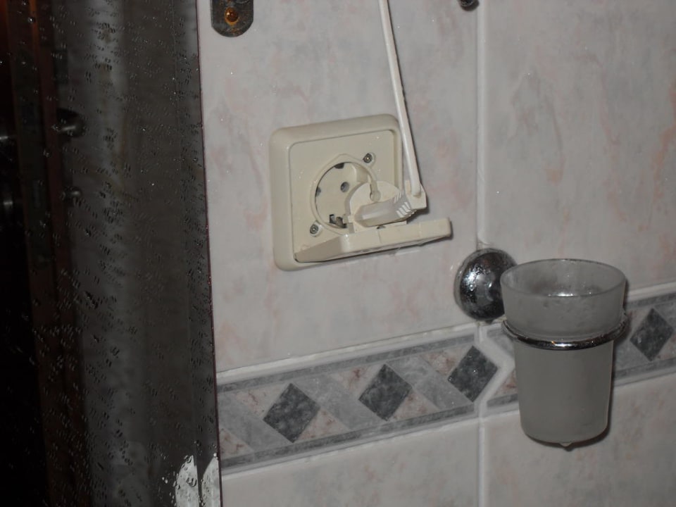 Steckdose fast in der Dusche Hotel Laguna Beach