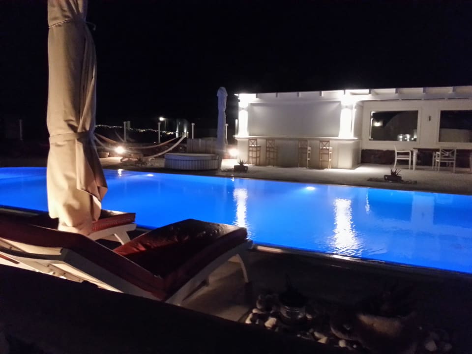Pool bei Nacht Kalestesia Suites