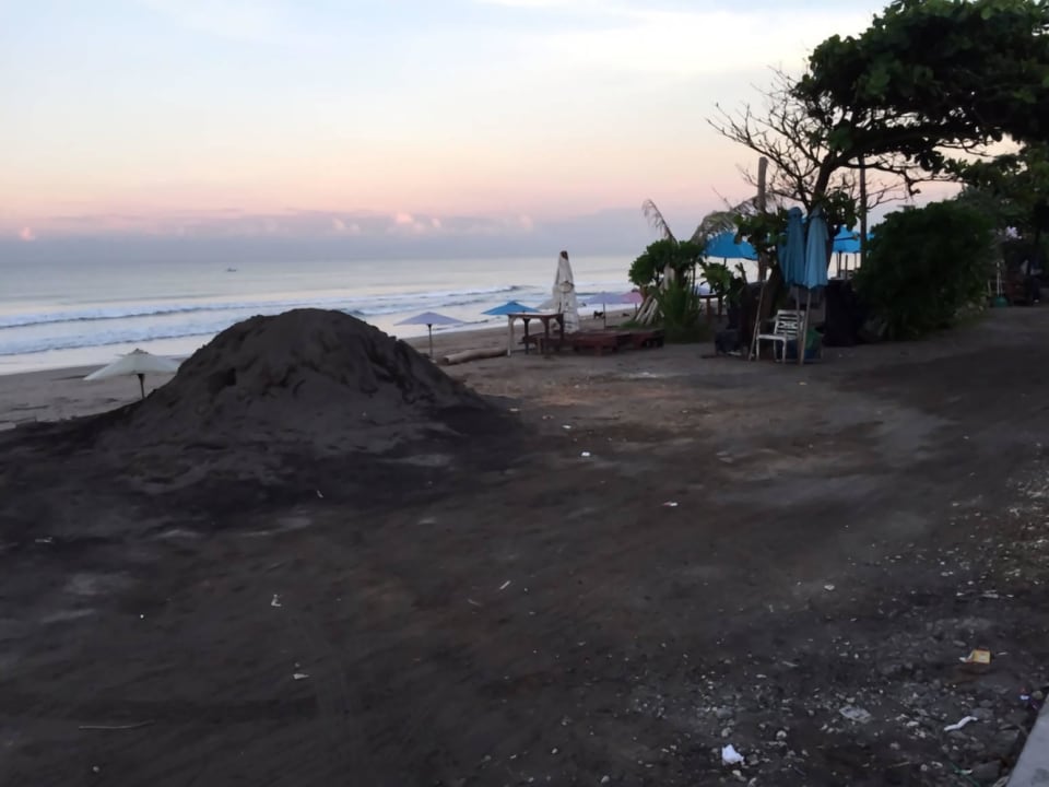 Direkt vorm Hotel D'Chandrasti Bali Villas Batu Belig