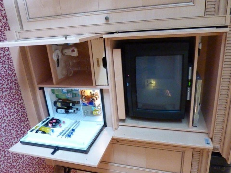 Fernsehschrank mit Minibar Althoff Seehotel Überfahrt