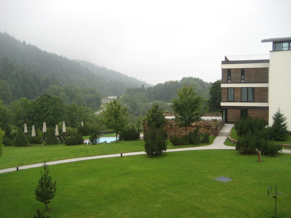 Blick auf Pool und Garten Kempinski Hotel Berchtesgaden