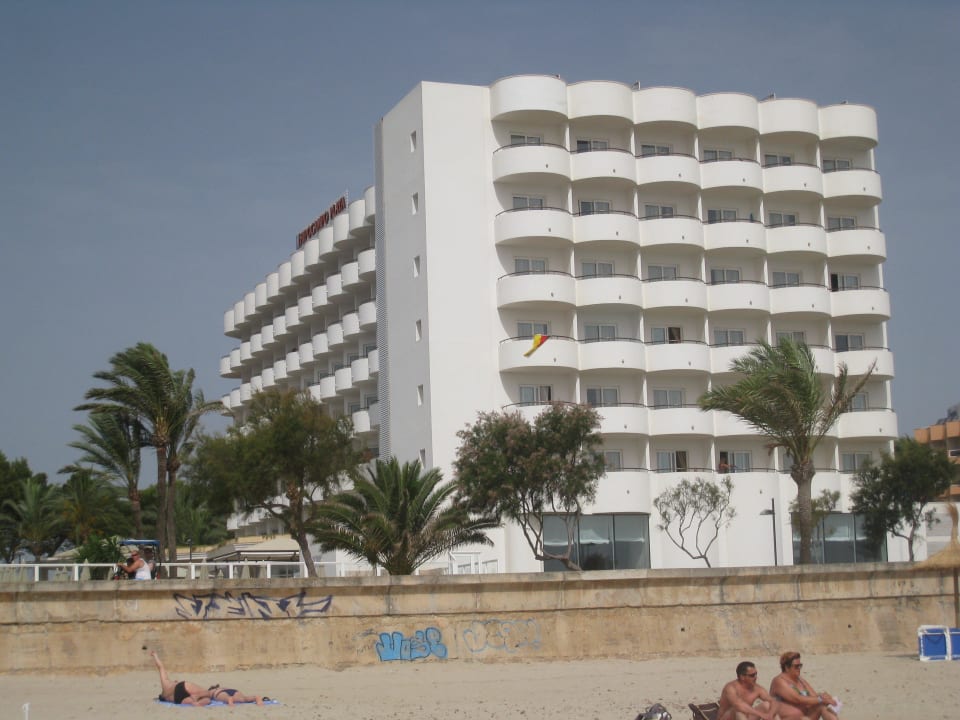 Das Hotel vom Strand aus betrachtet Hipotels Hipocampo Playa