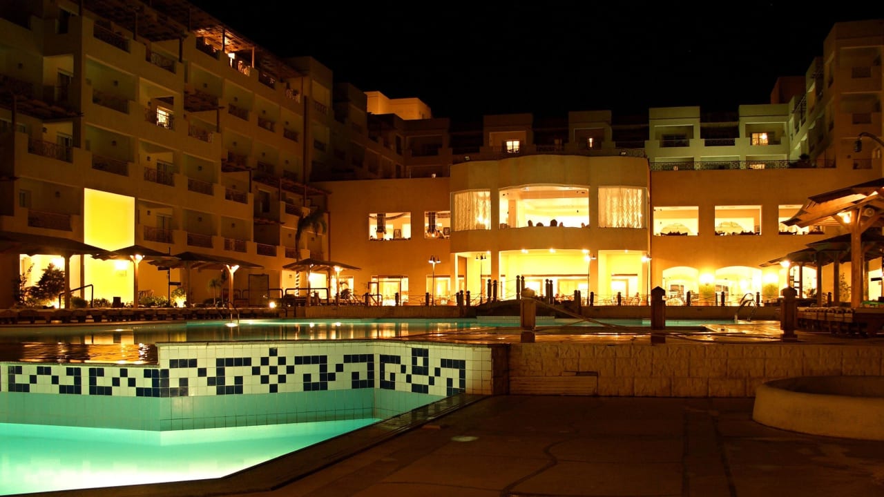 Večer u bazénu Imperial Shams Abu Soma