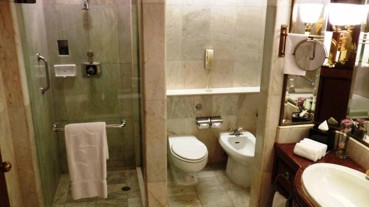 Separate Dusche u. WC Shangri-La Hotel, Bangkok
