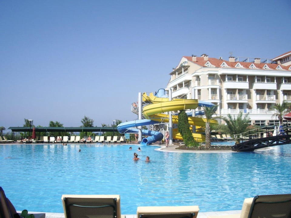 Pool mit 2 Rutschen Hotel Turan Prince