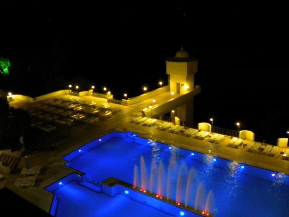 Pool bei Nacht mit Springbrunnen Ladonia Hotels Adakule