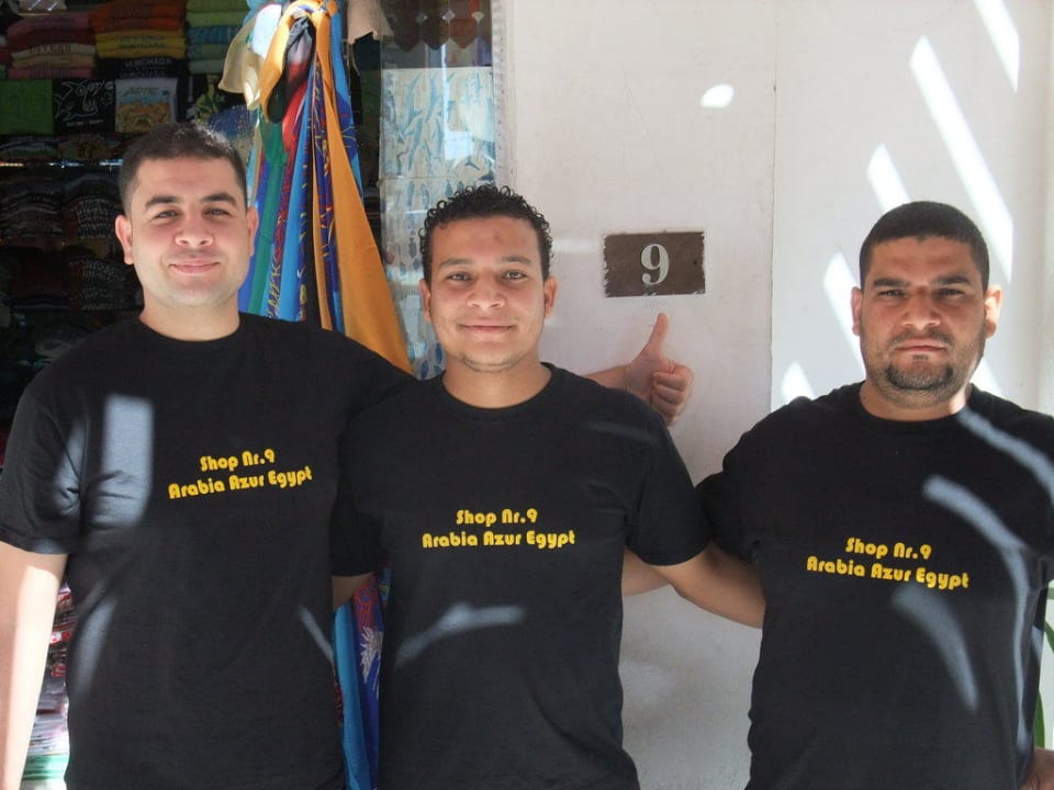 Die Jungs Von Laden Nr. 9 Arabia Azur Resort