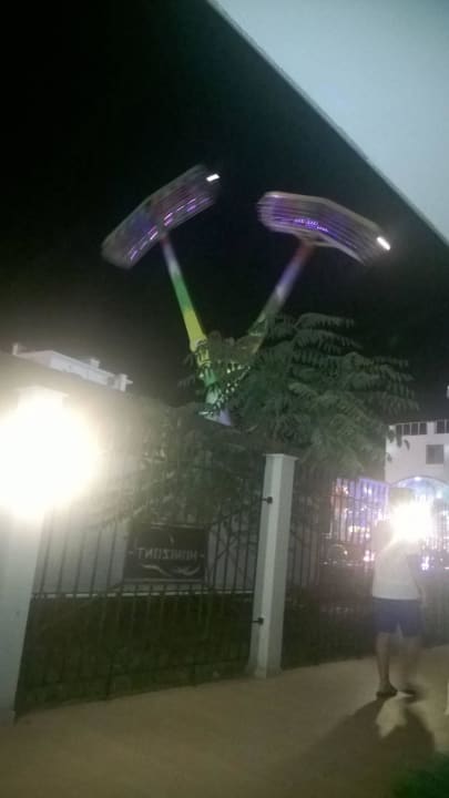 Obok karuzela Menada Horyzont Apartments