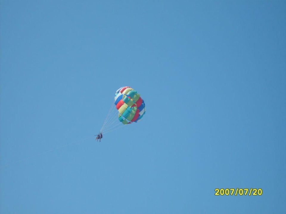 Parasailing Royal Atlantis Beach Hotel