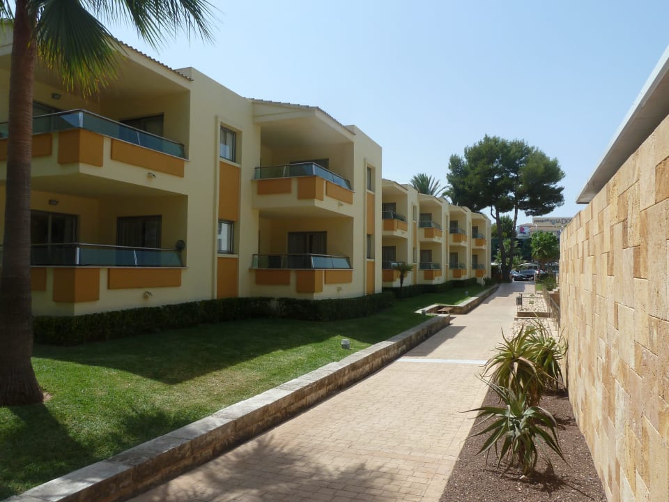 Rechts Hauptgang, links Block 5 Iberostar Selection Playa de Muro Village