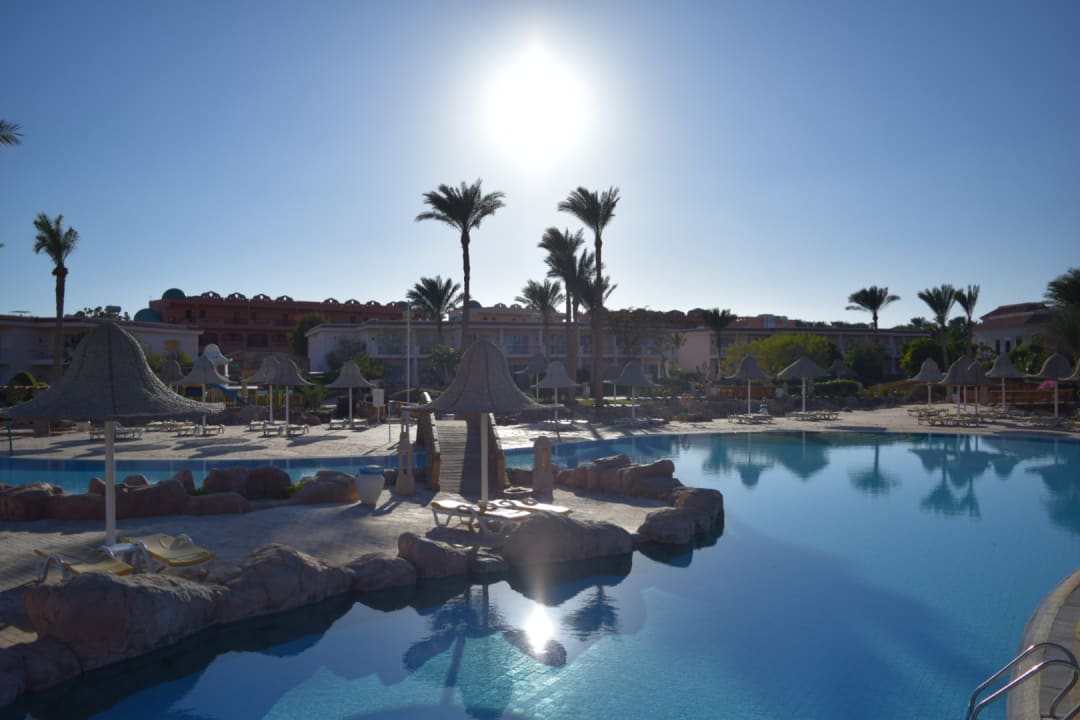 Pool Parrotel Beach Resort