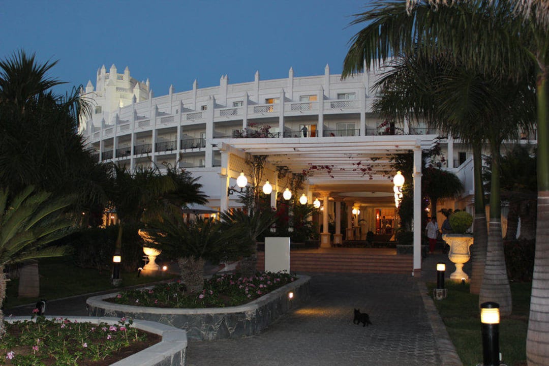 Das Haupthaus am Abend Hotel Riu Palace Meloneras