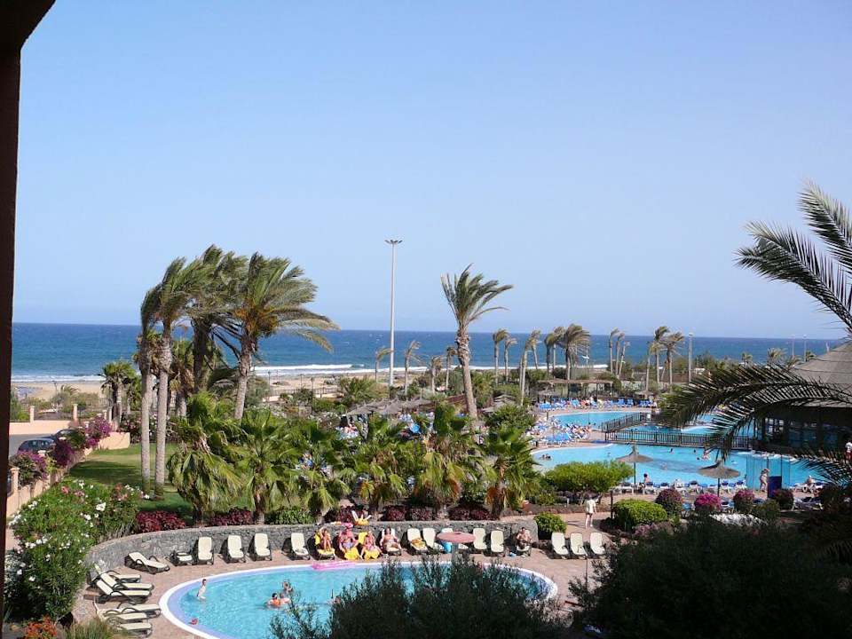 Blick aus Zimmer Nr. 332 auf die Poolanlage Elba Sara Beach & Golf Resort
