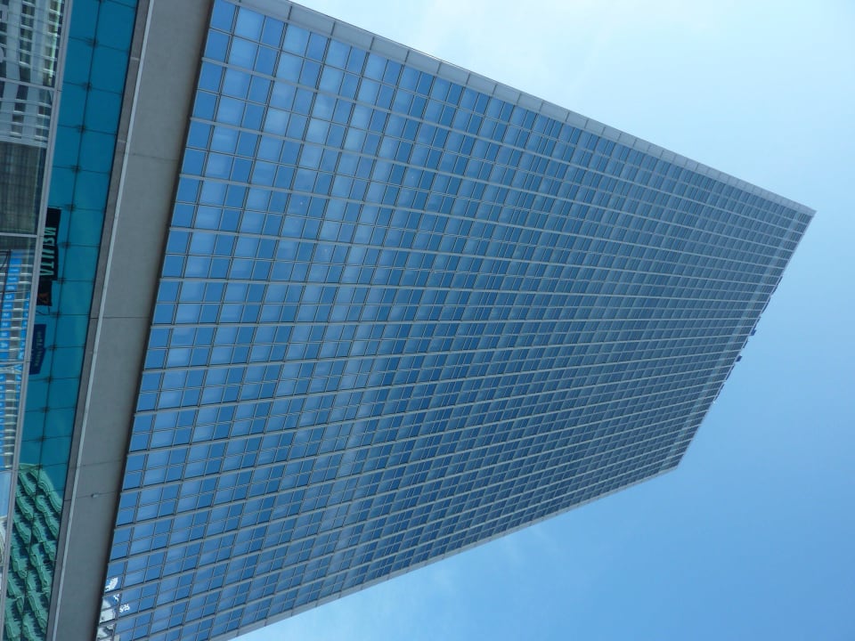 Das riesige Gebäude vom Park Inn Park Inn by Radisson Berlin Alexanderplatz