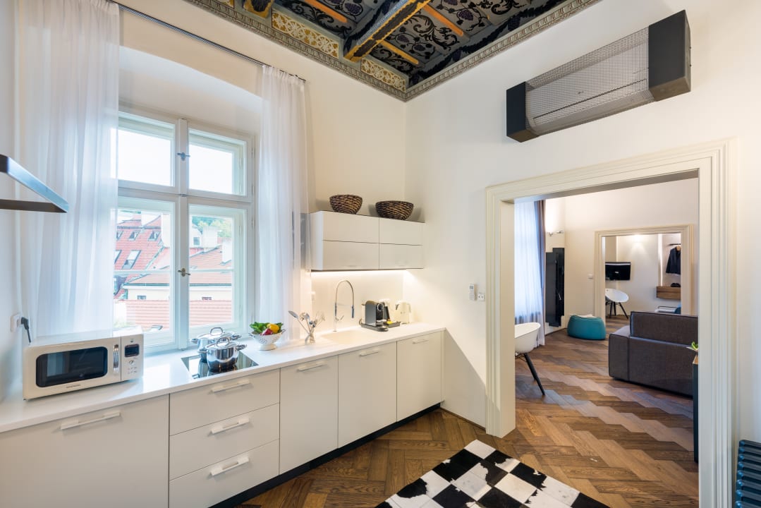 Zimmer MOOo by the Castle