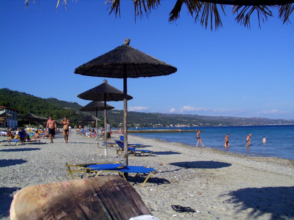 Sehr schöner Strand mit Schirmchen Mendi Hotel