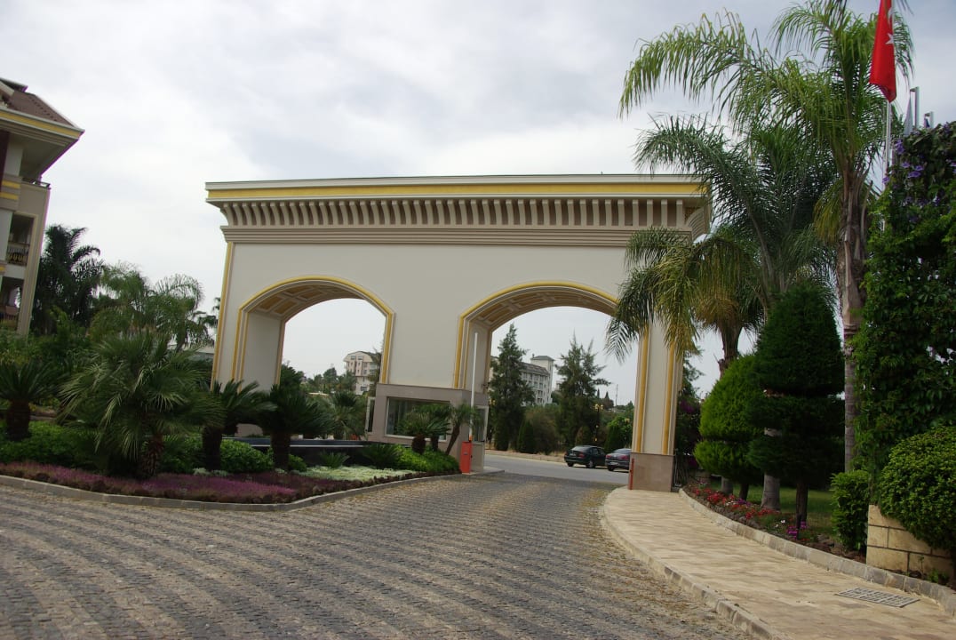 Die Hoteleinfahrt Diamond Excellence Resort & Spa