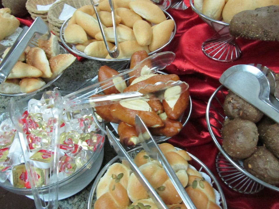 Buffet in der Küche The Breakers Diving & Surfing Lodge