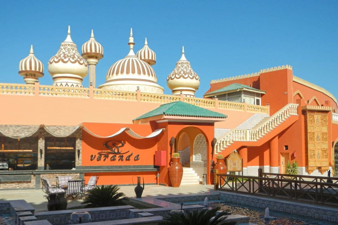 Dahinter ist die Arena Pickalbatros Alf Leila Wa Leila Resort - Neverland Hurghada