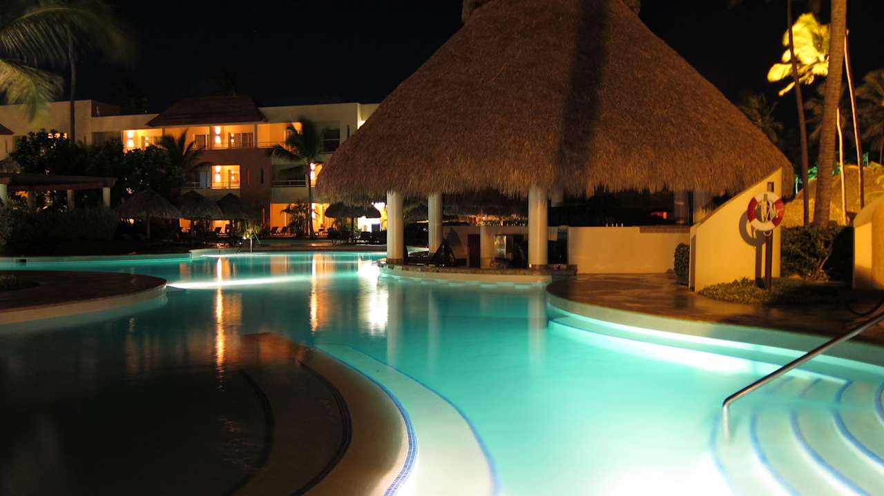 Poolbar bei Nacht Secrets Royal Beach Punta Cana - Adults only
