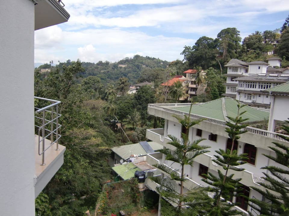 Freilauftrestaurant  mit Blick über die Stadt Senani Hotel Kandy