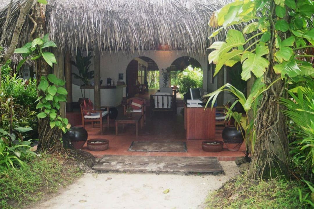 Blick auf Rezeption und Platz von Gästebetreuung Kuramathi Maldives