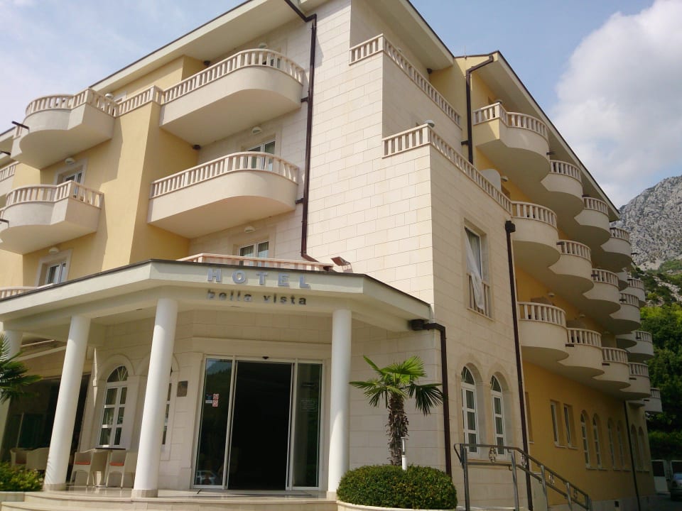 Z prawej wjazd dla wózków Hotel Bella Vista