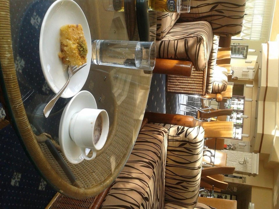 Lecker...und das in den bequemen Sesseln! Aska Hotel Just in Beach