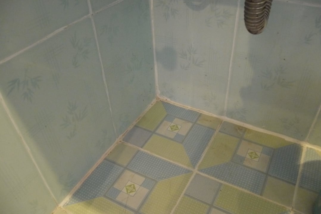 Dirty tiles in bathroom 602 Hotel Thaison Palace