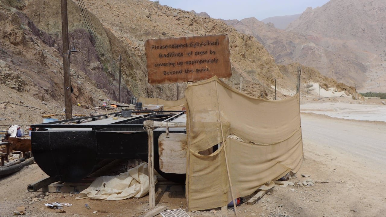 Verlassen des Hotelgeländes Six Senses Spa At Zighy Bay