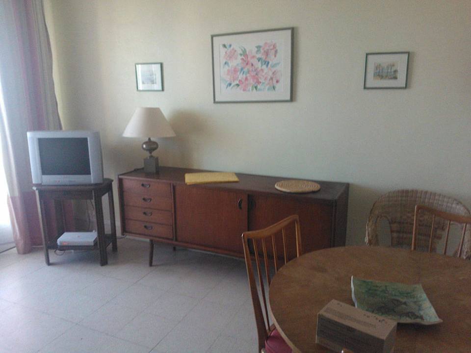 Wohnzimmer mit Essecke & Fernseher Apartment Albert I