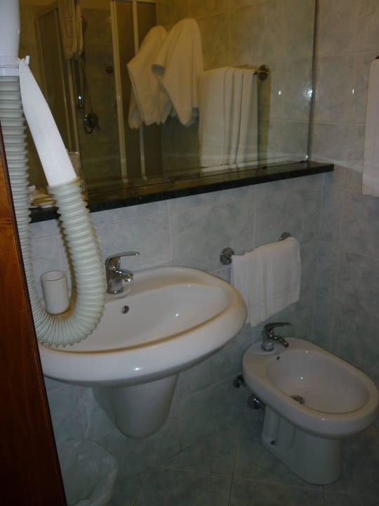 Bad mit Bidet und Dusche Hotel President