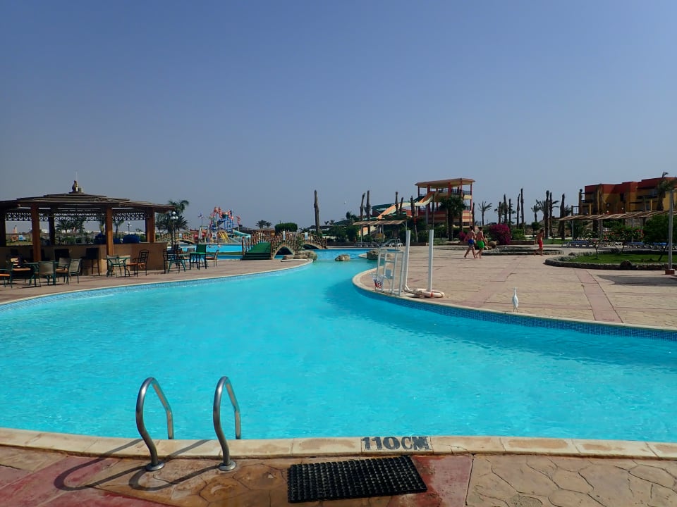 Im Hintergrund die Kinder Rutschen Malikia Resort Abu Dabbab