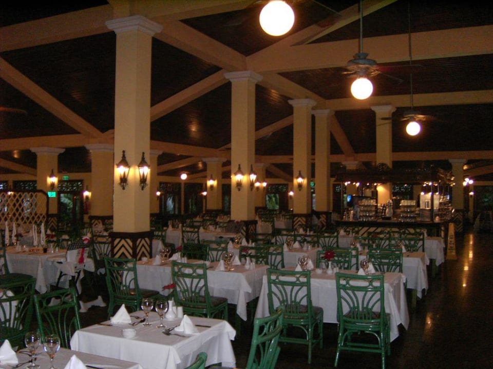 Tische im Restaurant Playabachata Hotel
