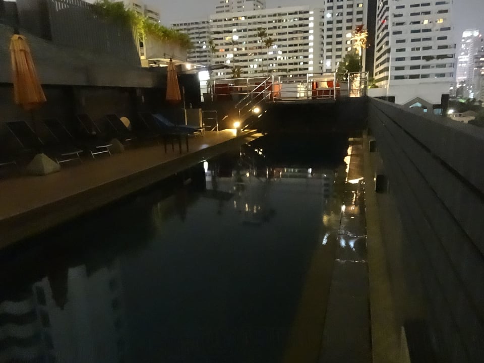 Pool bei Nacht Hotel Solo Sukhumvit 2