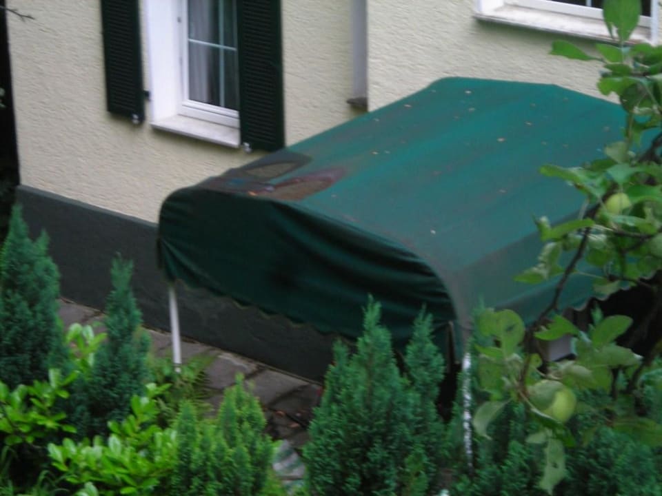 Defekter, regendurchlässiger Eingang Hotel Seyboldt Garni