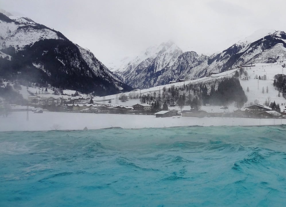 Außenpool der hoteleigenen SPA im 3. Stock Tauern SPA Zell am See-Kaprun