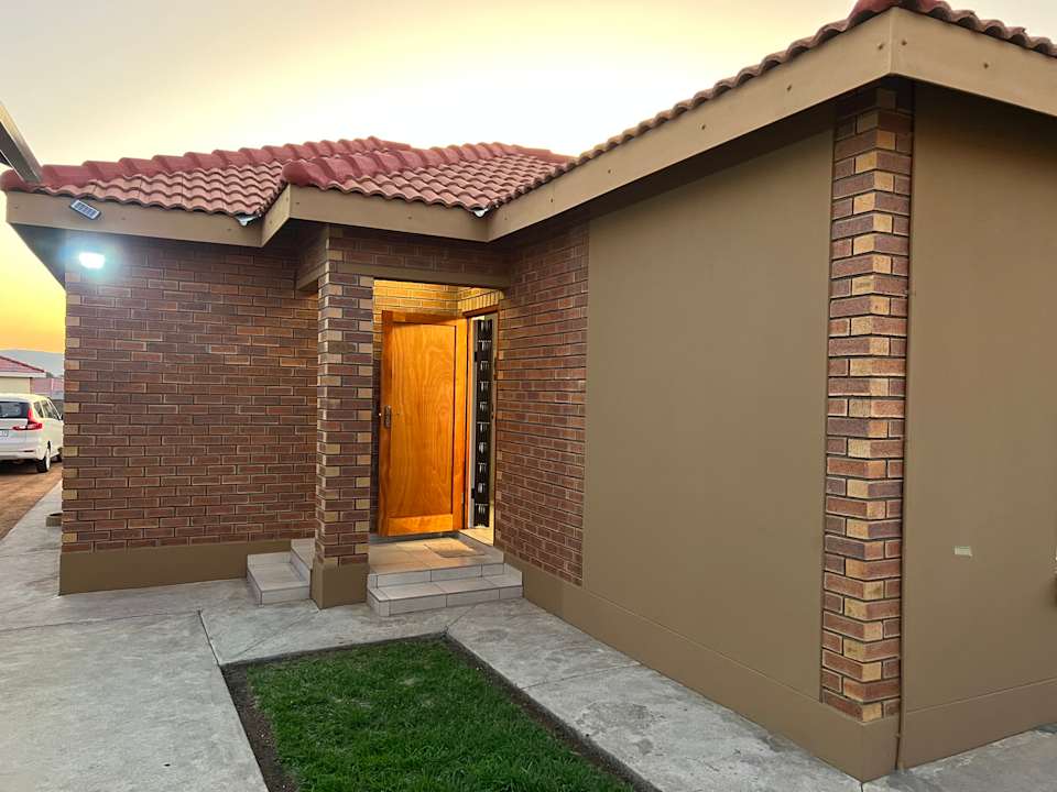 Außenansicht Rhino House with 3 bedrooms next to Pilanesberg and Sun City