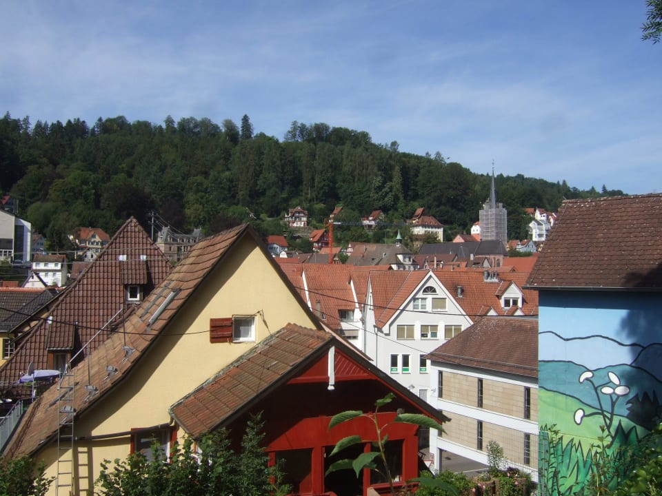 Ausblick von der Gartenanlage aus über Calw. Apartments Hermann's Neue Post