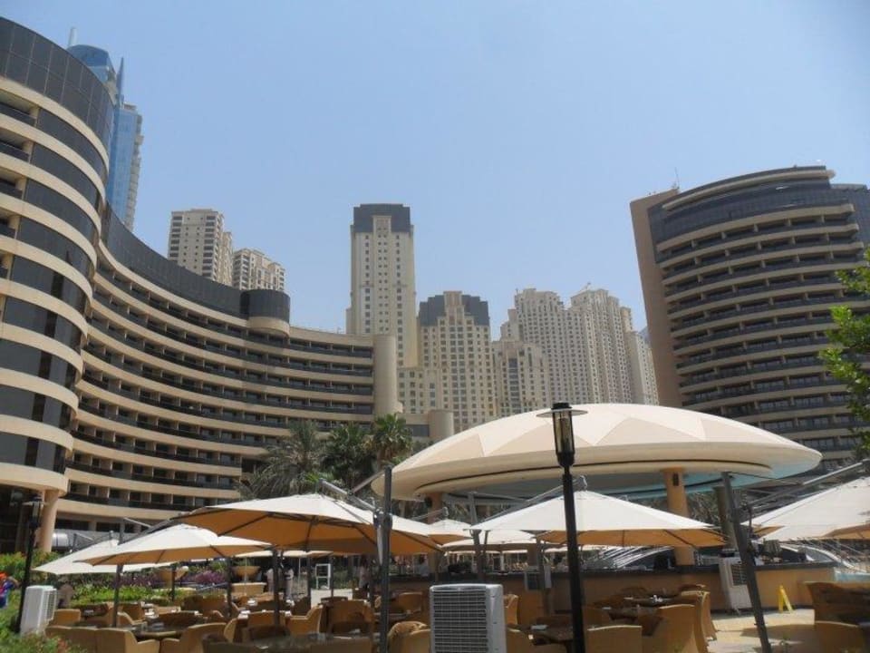 Hotel von der Gartenanlage aus Le Royal Méridien Beach Resort & Spa Dubai